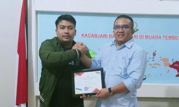 Kepala Cabang Kejaksaan Negeri Batanghari, M. Lukber Liantama, SH., MH, Berikan Piagam Penghargaan Kepada Pimpinan Redaksi Media Insipirasijambi.com