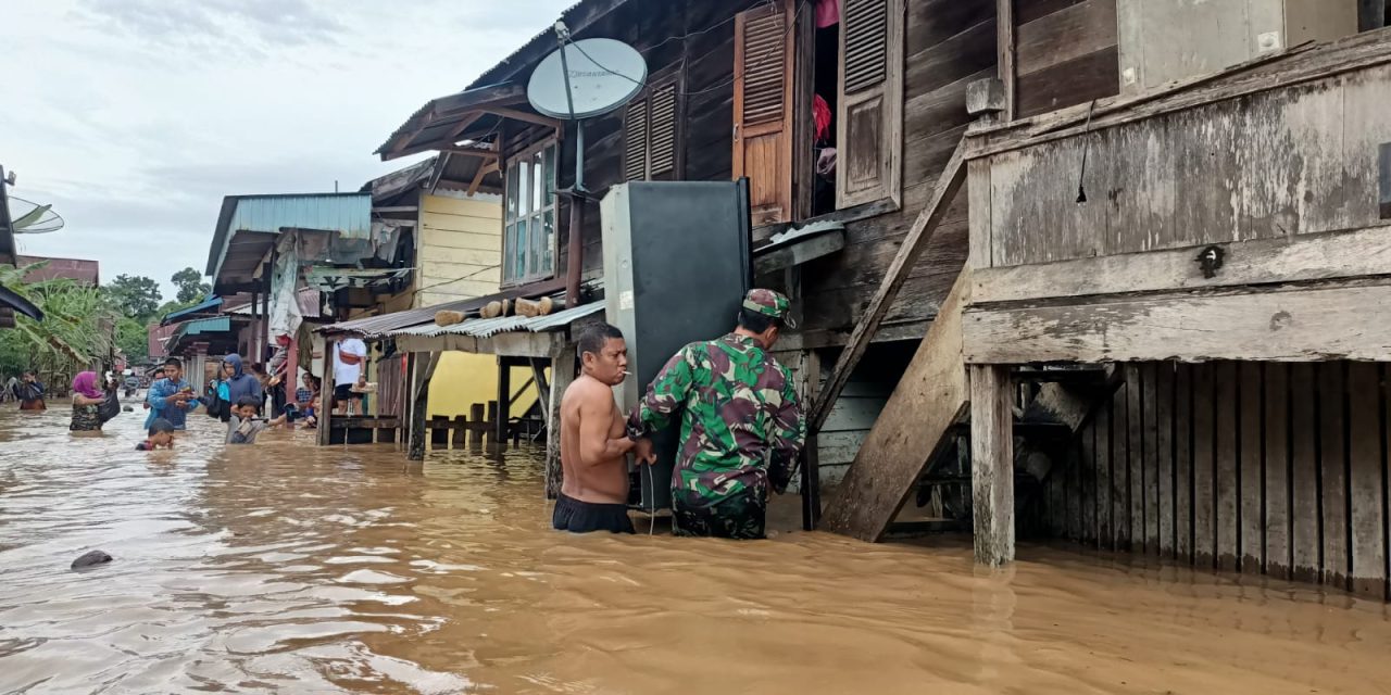 Akibat banjir, Babinsa Rantau Pandan Bantu Warga Angkat Barang.