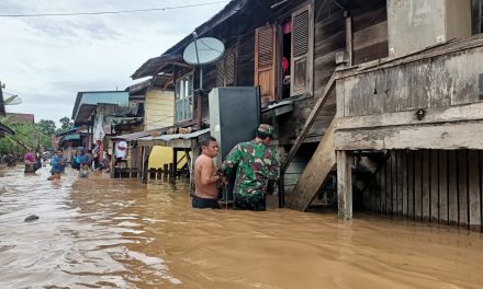 Akibat banjir, Babinsa Rantau Pandan Bantu Warga Angkat Barang.