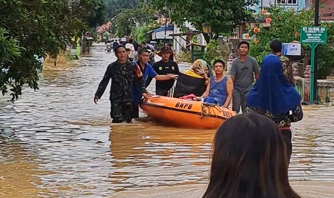 Aksi Babinsa Serma Rudi Tasgunarto Bantu Warganya Yang Terdampak Banjir