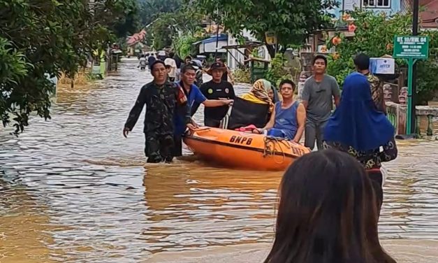 Aksi Babinsa Serma Rudi Tasgunarto Bantu Warganya Yang Terdampak Banjir