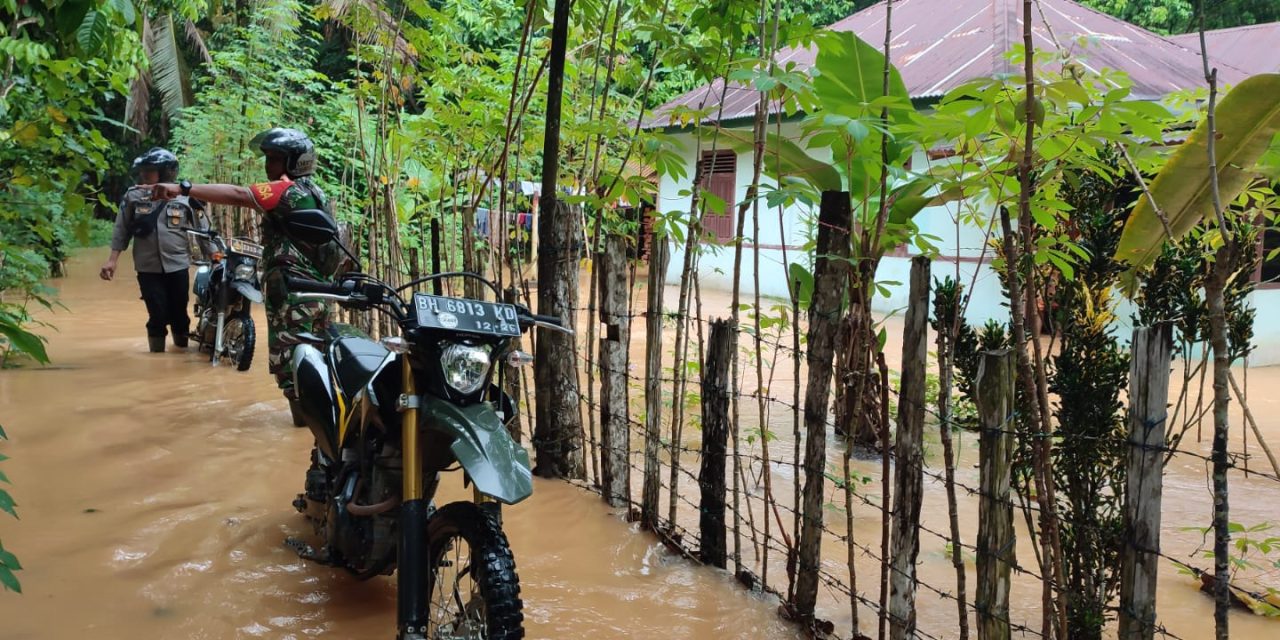 Banjir Genangi Sungai Limau, Babinsa Evakuasi Warga