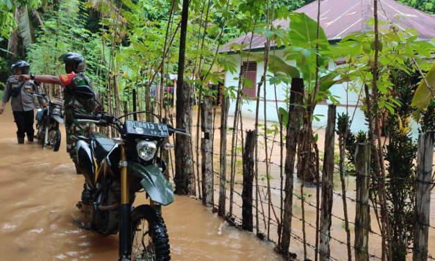 Banjir Genangi Sungai Limau, Babinsa Evakuasi Warga