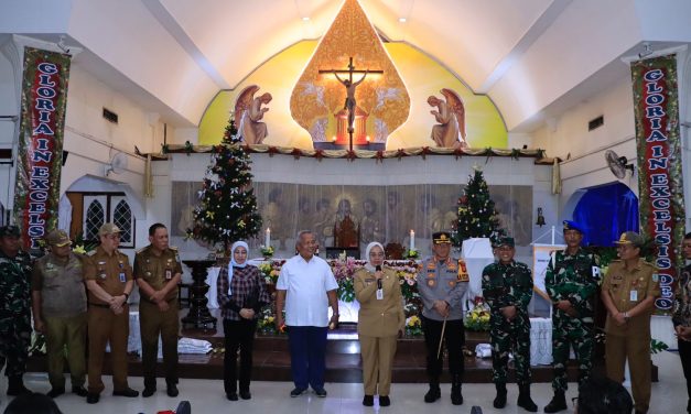 Kapolresta Jambi bersama Forkopimda Kota Jambi, Pantau langsung Malam Natal tahun 2023.