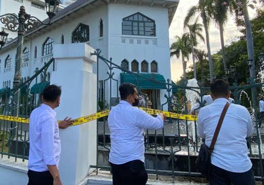 Malam Hari Agus Flores Kunjungi Gedung Wismilak, Berikan Semangat Penyidik Agar Tidak Di Intervensi