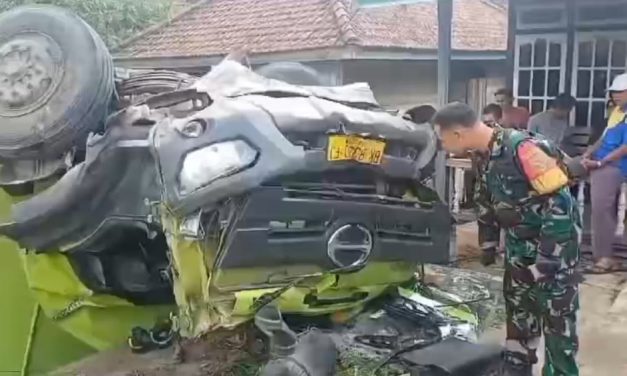 Mobil Truk CPO Hantam Minibus ,Satu Orang Pengendara Mobil Tangki Tewas di Tempat