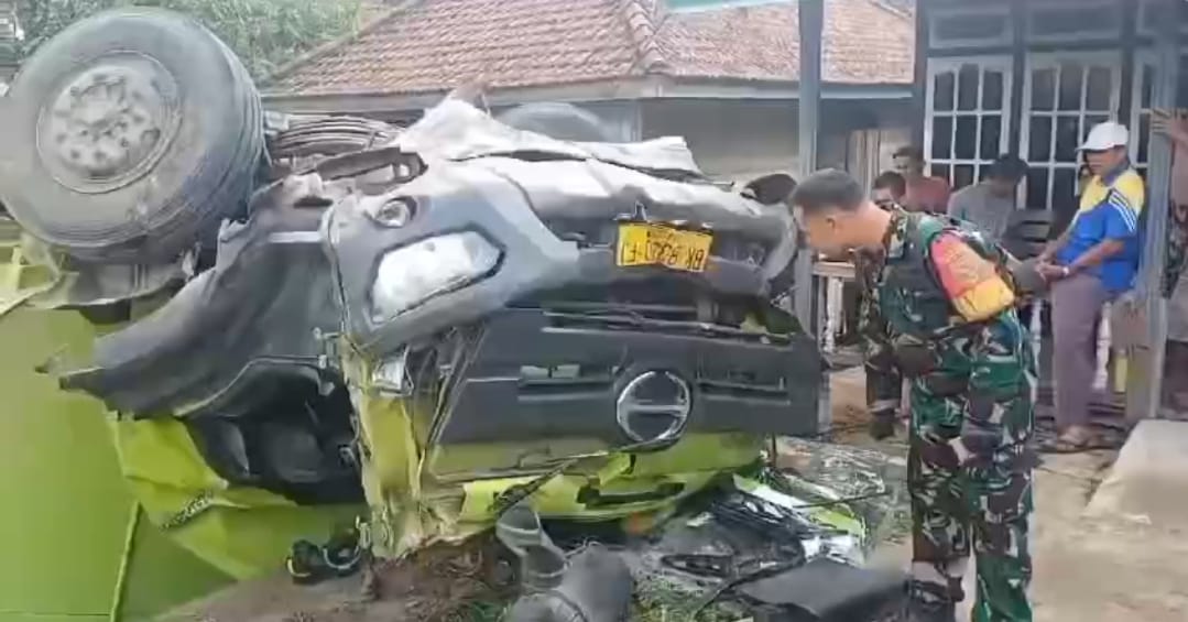 Mobil Truk CPO Hantam Minibus ,Satu Orang Pengendara Mobil Tangki Tewas di Tempat