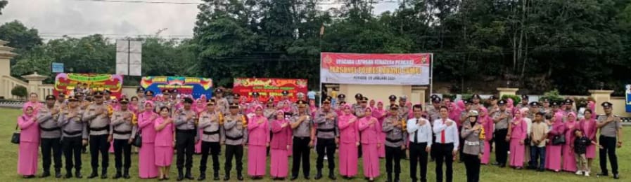 Kapolres Muaro Jambi AKBP Muharman Artha SIK Setelah Pimpin Apel Siaga OPS Lilin 2023 Serta Pengamanan Perayaan Tahun Baru 2024 Dilanjutkan Memimpin Upacara Kenaikan Pangkat Terhadap Personel Polres Muaro Jambi