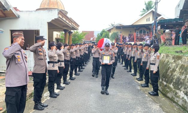 Polresta Jambi melaksanakan Pemakaman Jenazah Anggota Polri.