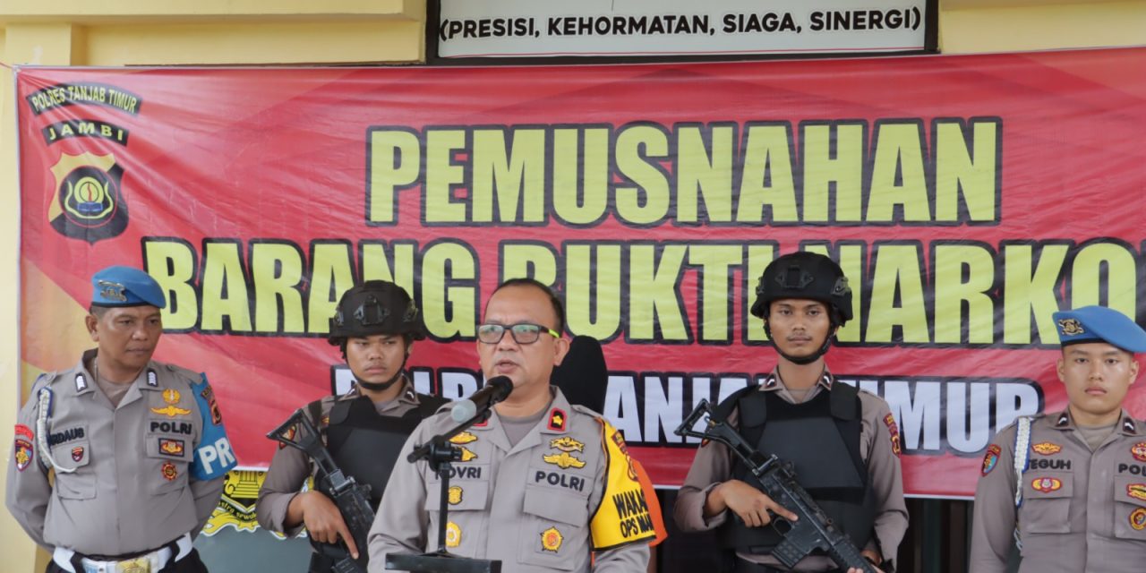 Waka Polres Tanjab Timur Kompol Novrizal, S.Sos, MH laksanakan pemusnahan Barang Bukti tangkapan Satnarkoba Polres Tanjab Timur