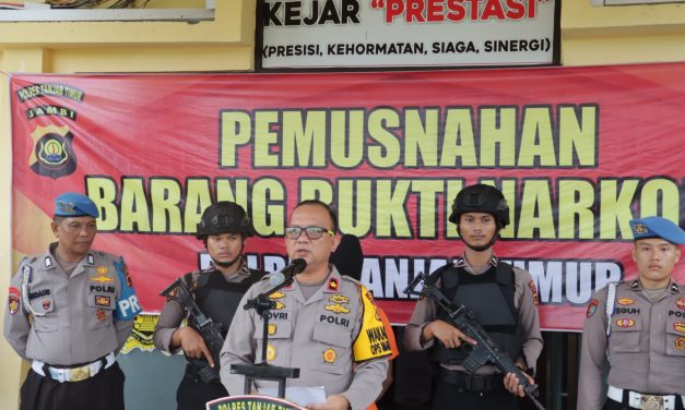 Waka Polres Tanjab Timur Kompol Novrizal, S.Sos, MH laksanakan pemusnahan Barang Bukti tangkapan Satnarkoba Polres Tanjab Timur