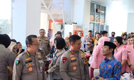 Kapolda Jambi hadiri Bakti Kesehatan Polri Presisi Untuk Negeri di Rumkit Bhayangkara TK II Jambi.