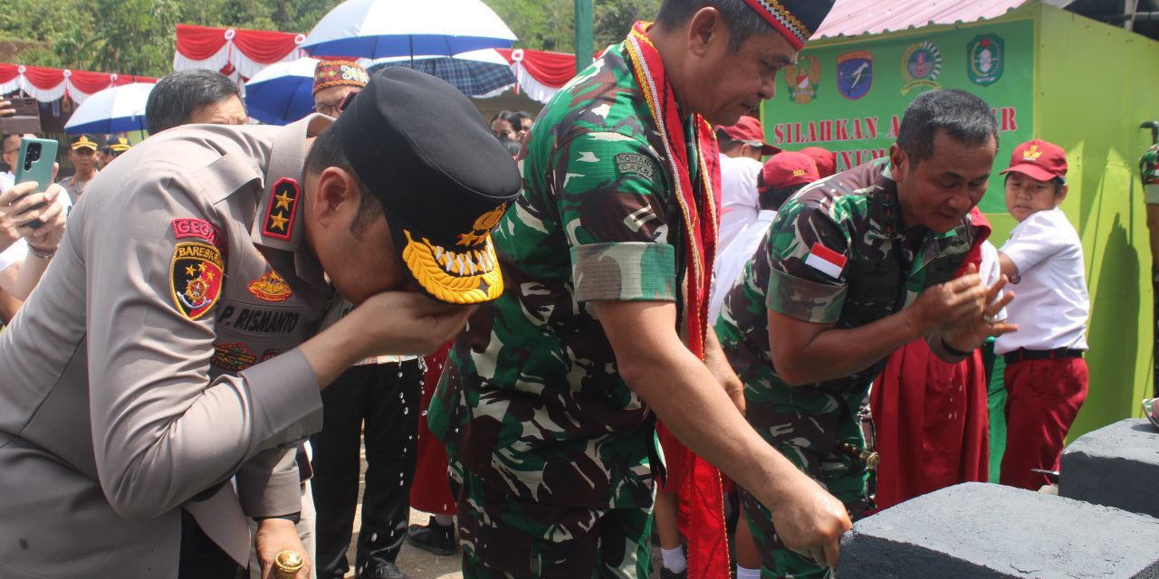 TNI AD Manunggal Air Datang, Warga Perbatasan Pun Senang