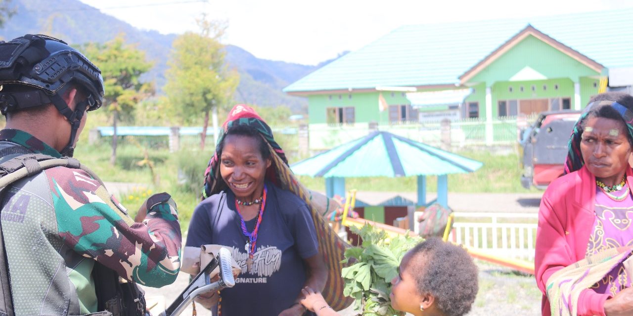 Satu Kepedulian, Berjuta Kebahagiaan, Satgas 330 Bagikan Nasi Bungkus Untuk Masyarakat di Wilayah Penugasan