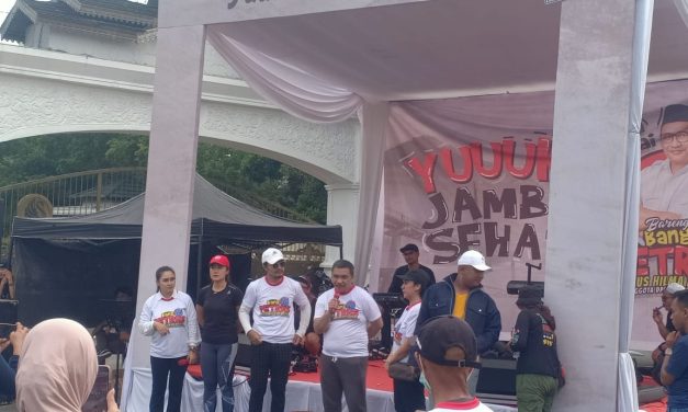 Calon Anggota DPD RI Dapil Provinsi Jambi Petrus Hilman DT Purba menggelar jalan santai dan sarapan gratis Dengan Ratusan masyarakat Provinsi Jambi