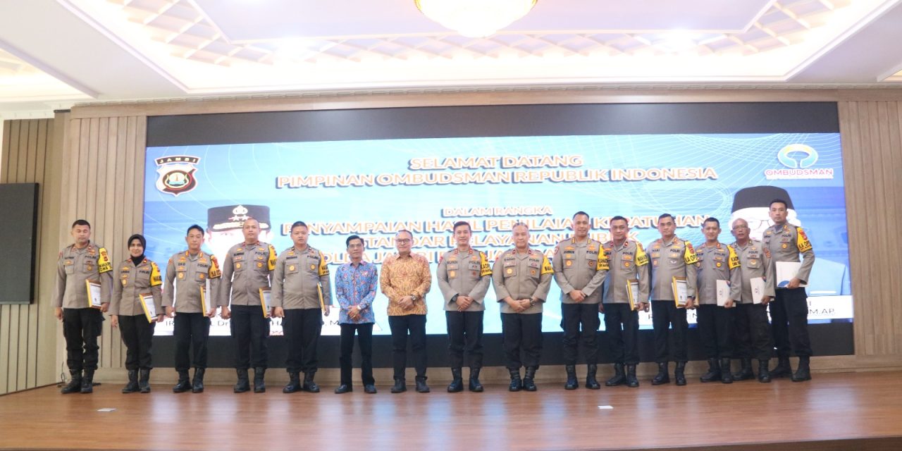 Polda Jambi dan jajarannya terima hasil penilaian Kepatuhan Standar Pelayanan Publik tahun 2023 dari Ombudsman Republik Indonesia.