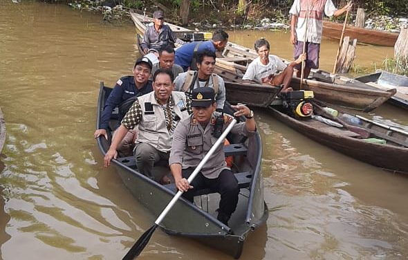 Kapolsek Telanaipura Dampingi Pj. Walikota Jambi dalam Peninjauan Lokasi TPS yang masih Terendam Air (Banjir).