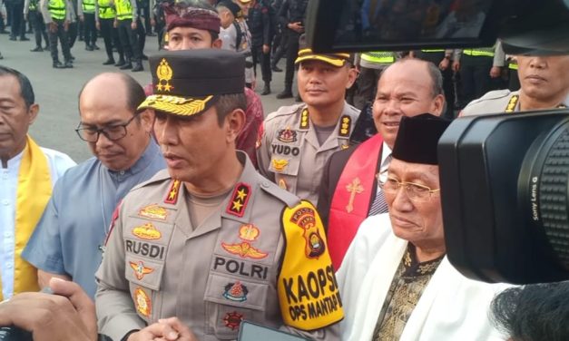 Kapolda Jambi Irjen Pol. Rusdi Hartono pimpin apel pergeseran pasukan dalam rangka pengamanan Tempat Pemungutan Suara (TPS) Pemilu tahun 2024