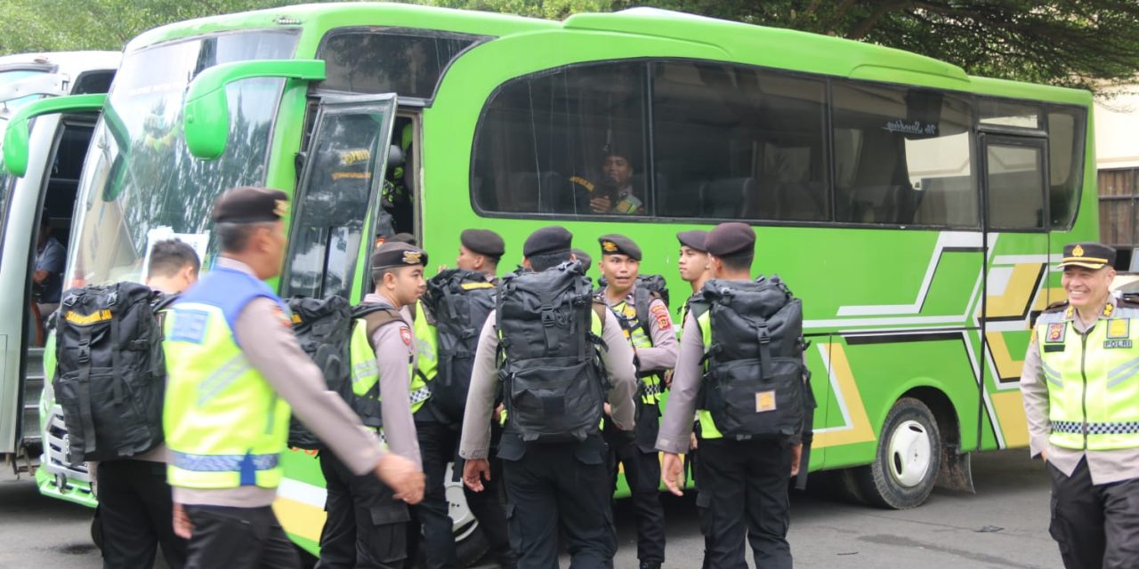 Ribuan personel Polda Jambi diberangkatkan untuk mengamankan TPS pada Pemilu 2024 dengan menggunakkan bus ke Polres – Polres Wilayah Hukum Polda Jambi.