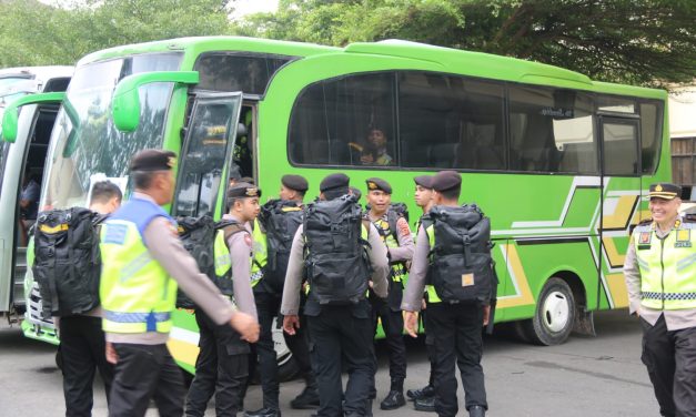 Ribuan personel Polda Jambi diberangkatkan untuk mengamankan TPS pada Pemilu 2024 dengan menggunakkan bus ke Polres – Polres Wilayah Hukum Polda Jambi.