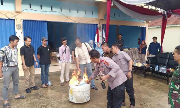Kapolsek Jambi Selatan Saksikan Pemusnahan Kelebihan dan Surat Suara Rusak Pemilu tahun 2024.