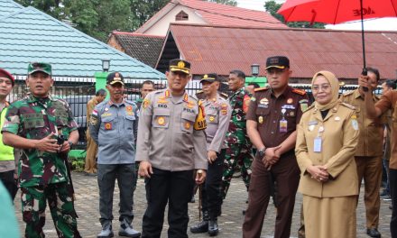 Kapolresta Jambi Dampingi Pj. Walikota bersama Forkopimda Kota Jambi dalam Tahapan Pencoblosan Pemilu 2024.