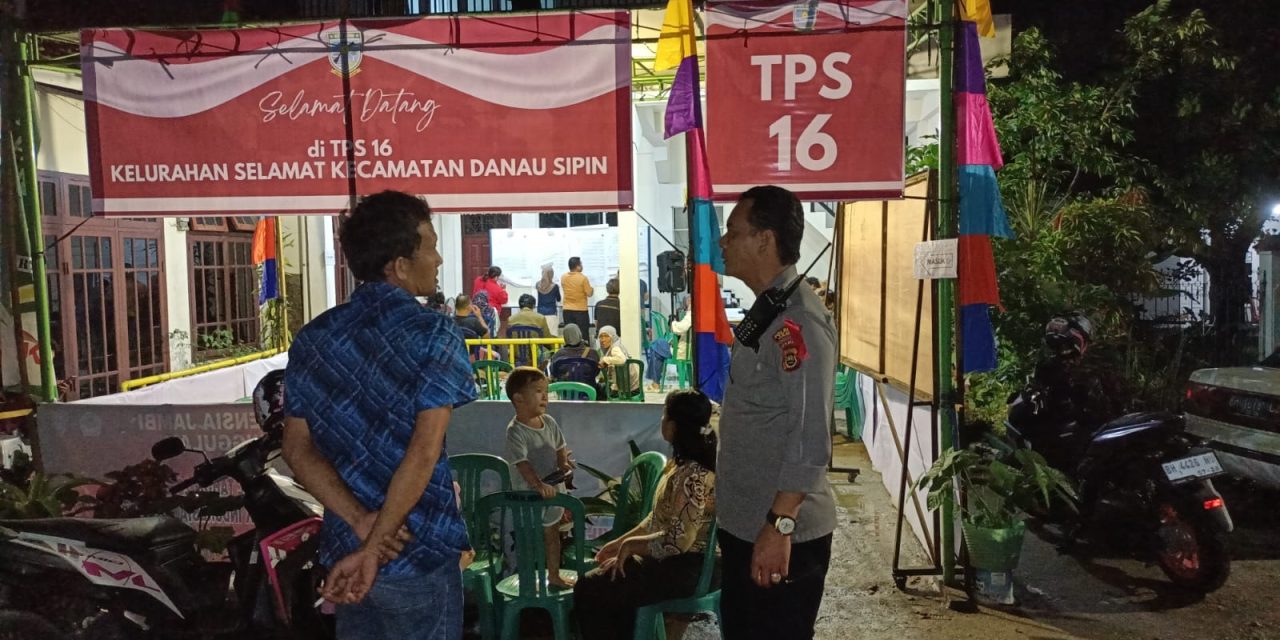 Tinjau Penghitungan Suara, Kapolsek Telanaipura Ajak Masyarakat Hormati Hasil Pemilu.