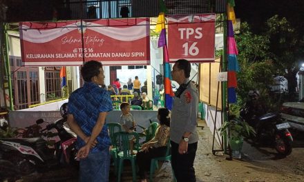 Tinjau Penghitungan Suara, Kapolsek Telanaipura Ajak Masyarakat Hormati Hasil Pemilu.