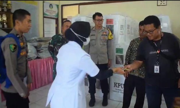 Polda Jambi menerjunkan personel Bidang Kesehatan dan Kedokteran (Biddokkes) untuk mengecek kesehatan memberikan layanan kesehatan bagi petugas pemilihan umum, termasuk Kelompok Penyelenggara Pemungutan Suara (KPPS), PPS, Linmas dan personel TNI- Polri,