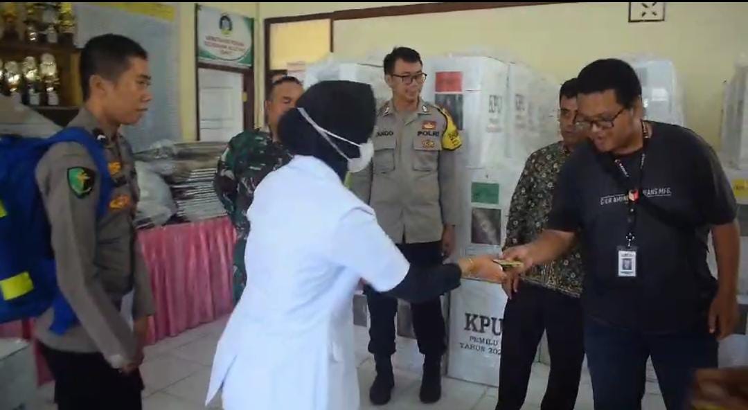 Polda Jambi menerjunkan personel Bidang Kesehatan dan Kedokteran (Biddokkes) untuk mengecek kesehatan memberikan layanan kesehatan bagi petugas pemilihan umum, termasuk Kelompok Penyelenggara Pemungutan Suara (KPPS), PPS, Linmas dan personel TNI- Polri,