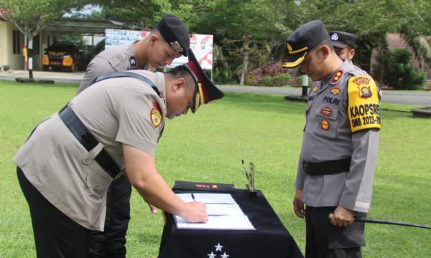 Kapolres Muaro Jambi AKBP Wahyu Bram, S.H., S.I.K., Pimpin upacara Pelantikan Jabatan Waka Polres Muaro Jambi dan Serah Terima Jabatan Kabag SDM Polres Muaro Jambi Tahun 2024