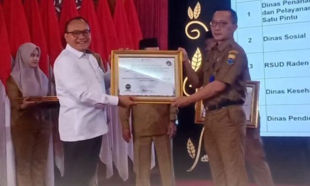 Dinas Sosial Dukcapil Provinsi Jambi Raih Piagam Penghargaan Kepatuhan Pelayanan Publik