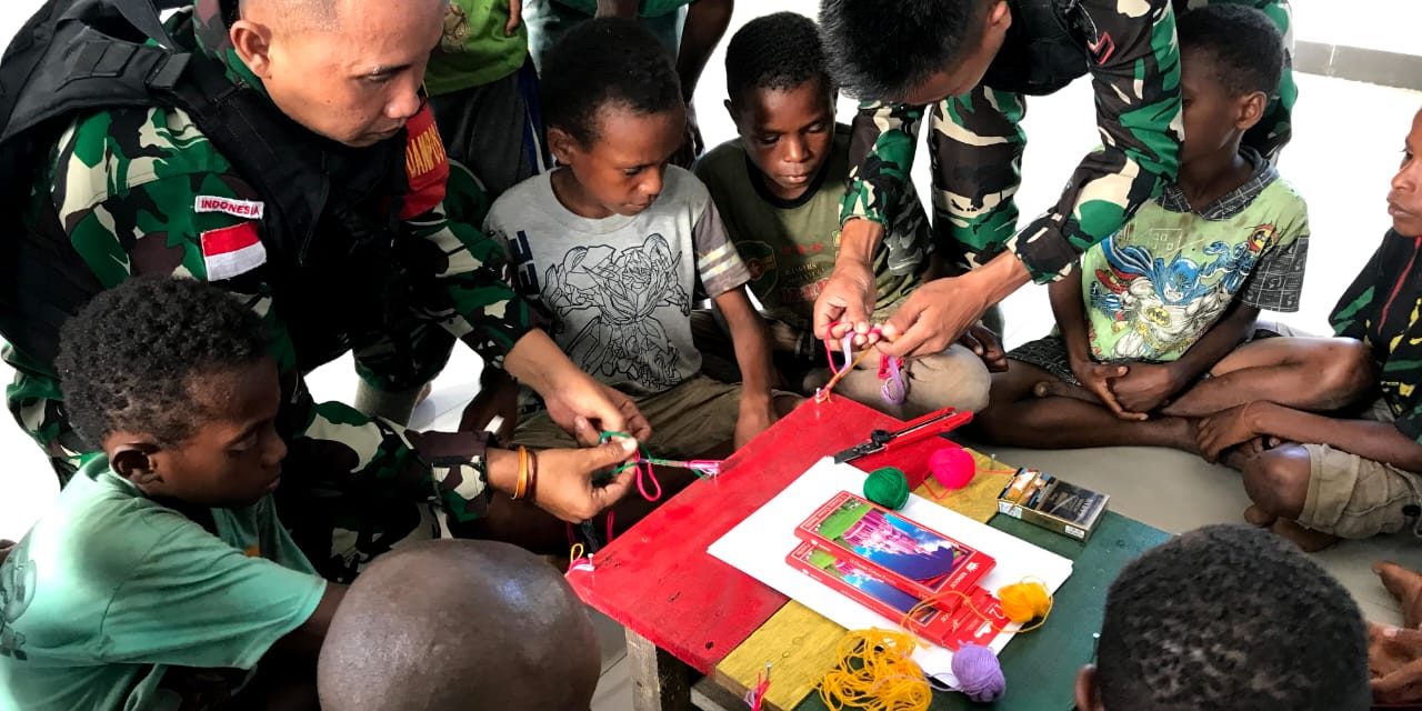 Asah Kreativitas, Satgas Yonif 310/KK Ajarkan Kerajinan Tangan Dan Mewarnai Pada Anak-Anak Papua