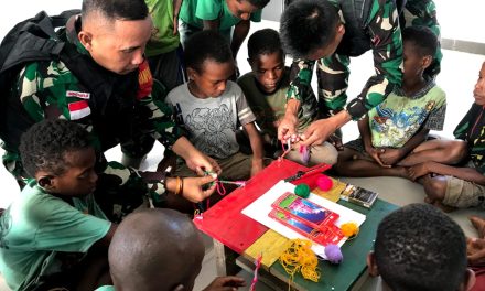 Asah Kreativitas, Satgas Yonif 310/KK Ajarkan Kerajinan Tangan Dan Mewarnai Pada Anak-Anak Papua