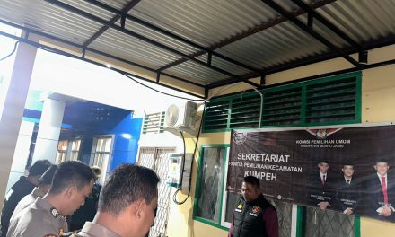 TNI-POLRI Terus Pelaksanakan Pengamanan Gudang Logistik Pemilu 2024 Bertempat di Kantor kecamatan kumpeh