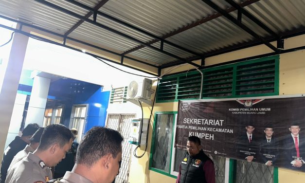 TNI-POLRI Terus Pelaksanakan Pengamanan Gudang Logistik Pemilu 2024 Bertempat di Kantor kecamatan kumpeh