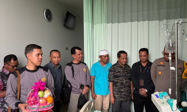 Polri Peduli, Kunjungan Kapolres Muaro Jambi AKBP Wahyu Bram S.H.,S.I.K.,M.I.K yang diwakili oleh Kapolsek Mestong AKP R. Deddy Wardana Gaos.S.H.dan Pemberian Tali Asih terhadap Anggota PPK