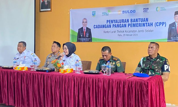 Kapolresta Jambi Dampingi Pj. Walikota bersama Forkopimda, Dalam Penyerahan Simbolis Cadangan Beras Pemerintah (CBP) Tahap II Tahun 2024.