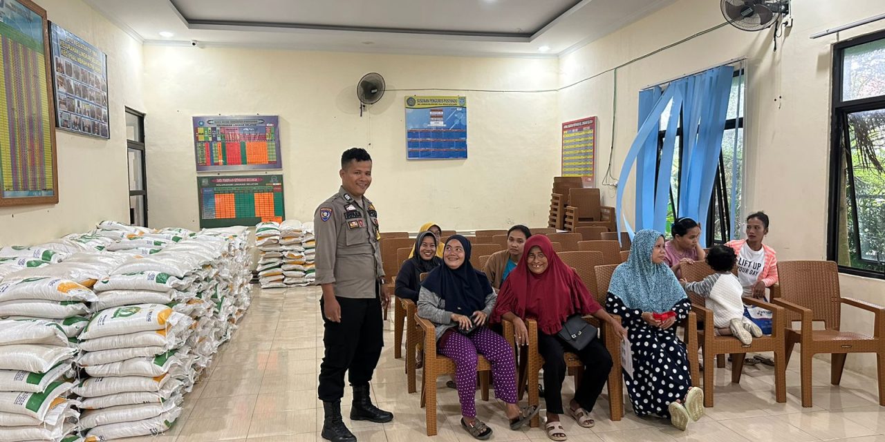 Bhabinkamtibmas Polsek Jambi Selatan Monitoring Pendistribusian Bantuan Beras Cadangan Pangan Pemerintah (CPP).