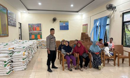 Bhabinkamtibmas Polsek Jambi Selatan Monitoring Pendistribusian Bantuan Beras Cadangan Pangan Pemerintah (CPP).