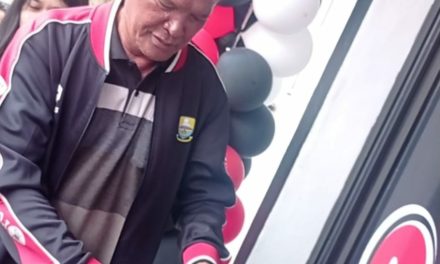 Sekretaris Umum KONI Provinsi Jambi Mumtaz Mona menggunting pita acara Grand Opening New Royale Billiard Jambi