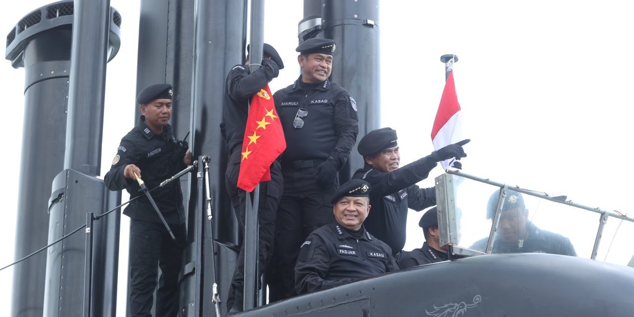 Terima Brevet Hiu Kencana, Panglima TNI dan Kasad Resmi Jadi Warga Kehormatan TNI AL