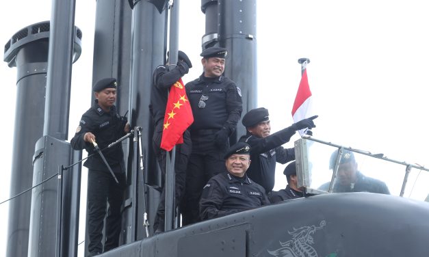 Terima Brevet Hiu Kencana, Panglima TNI dan Kasad Resmi Jadi Warga Kehormatan TNI AL