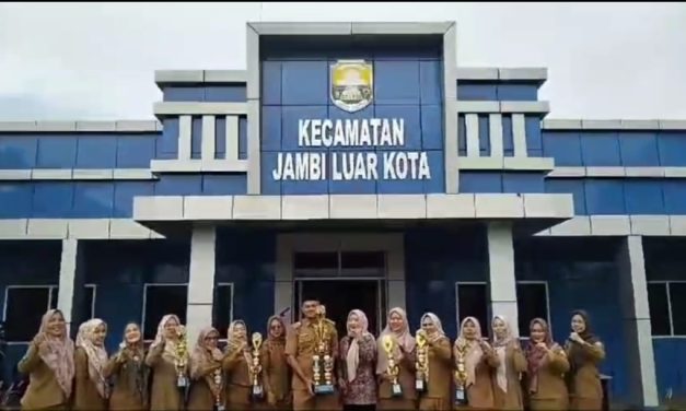 Ketua TP PKK Kecamatan Jambi Luar Kota Ny.Yunita Suharyanto menyerahkan Piala Juara Umum Jambore PKK tingkat Kabupaten kepada Camat Jambi Luar Kota, selaku Pembina Tim Penggerak PKK Kecamatan Jambi Luar Kota.