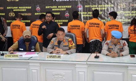 Polresta Jambi Menggelar Press Conference Pengungkapan Kasus TP Narkotika dengan 10 Tersangka.