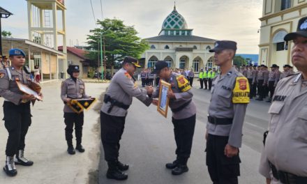 Wakapolresta Jambi Serahkan Reward kepada 3 Personil Berprestasi.