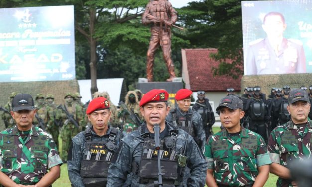 Sukses Taklukkan Beragam Materi Gultor, Kasad Terima Brevet Anti Teror Kehormatan