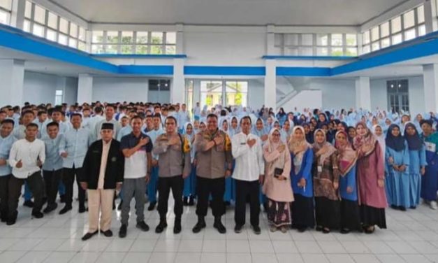 Kunjungan Silaturahmi WakaPolres Muaro Jambi didampingi Kapolsek Jaluko dan rombongan disambut Baik oleh Kepala Sekolah SMA Titian Teras
