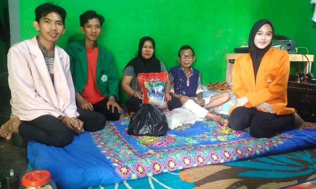 Ikatan Mahasiswa Kumpeh Ulu bagikan pemberian Bansos