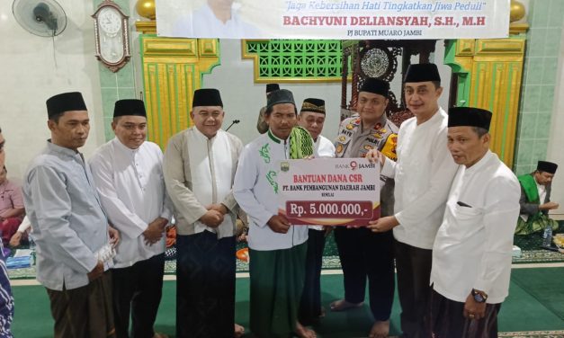 Kapolres Muaro Jambi yang Diwakili Waka Polres Muaro Jambi bersama Pemkab Muaro Jambi Melaksanakan Safari Ramadhan di Masjid AL MUQORRODIN